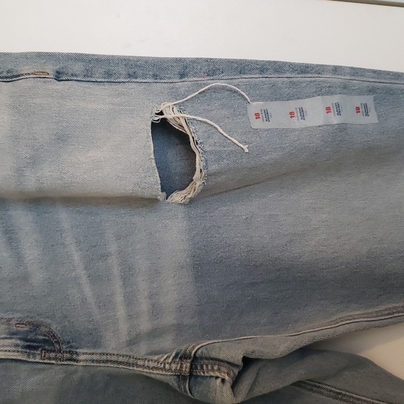 Old Navy Women's Slouchy Straight Distressed Cropped Jeans - Size 18 - Picture 4 of 7